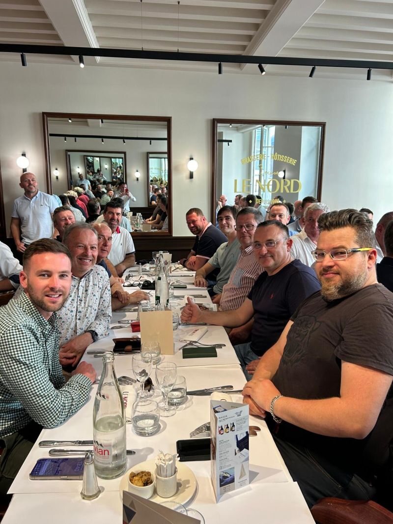 Le repas partagé au restaurant, avant le match