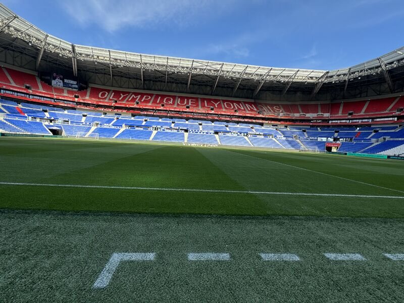 La pelouse du stade de l'Olympique Lyonnais, avant la rencontre