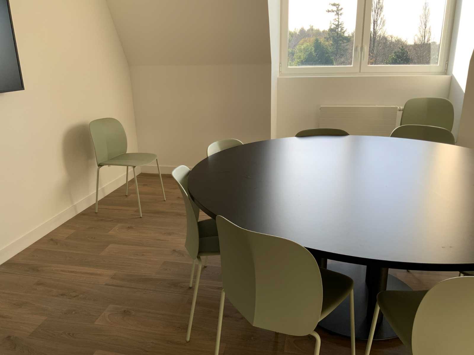 Table ronde et chaises vert amande