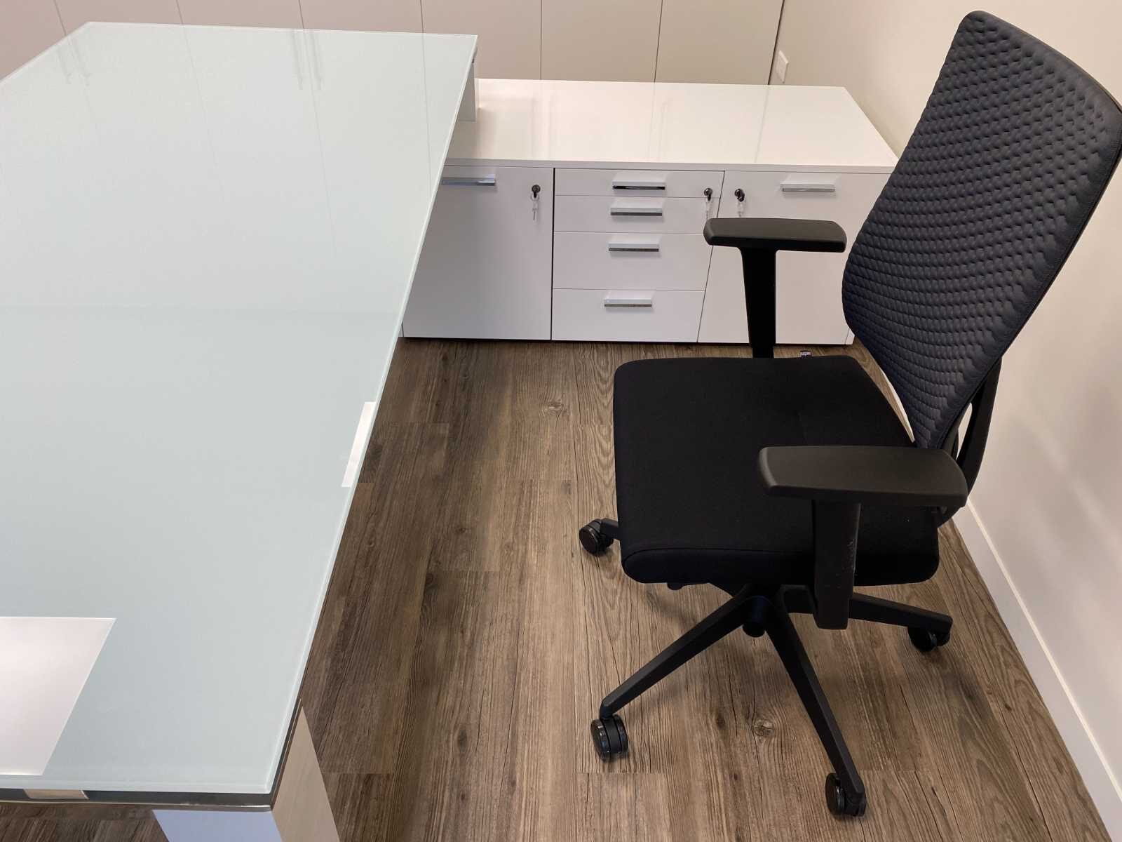Bureau neuf, plateau de verre