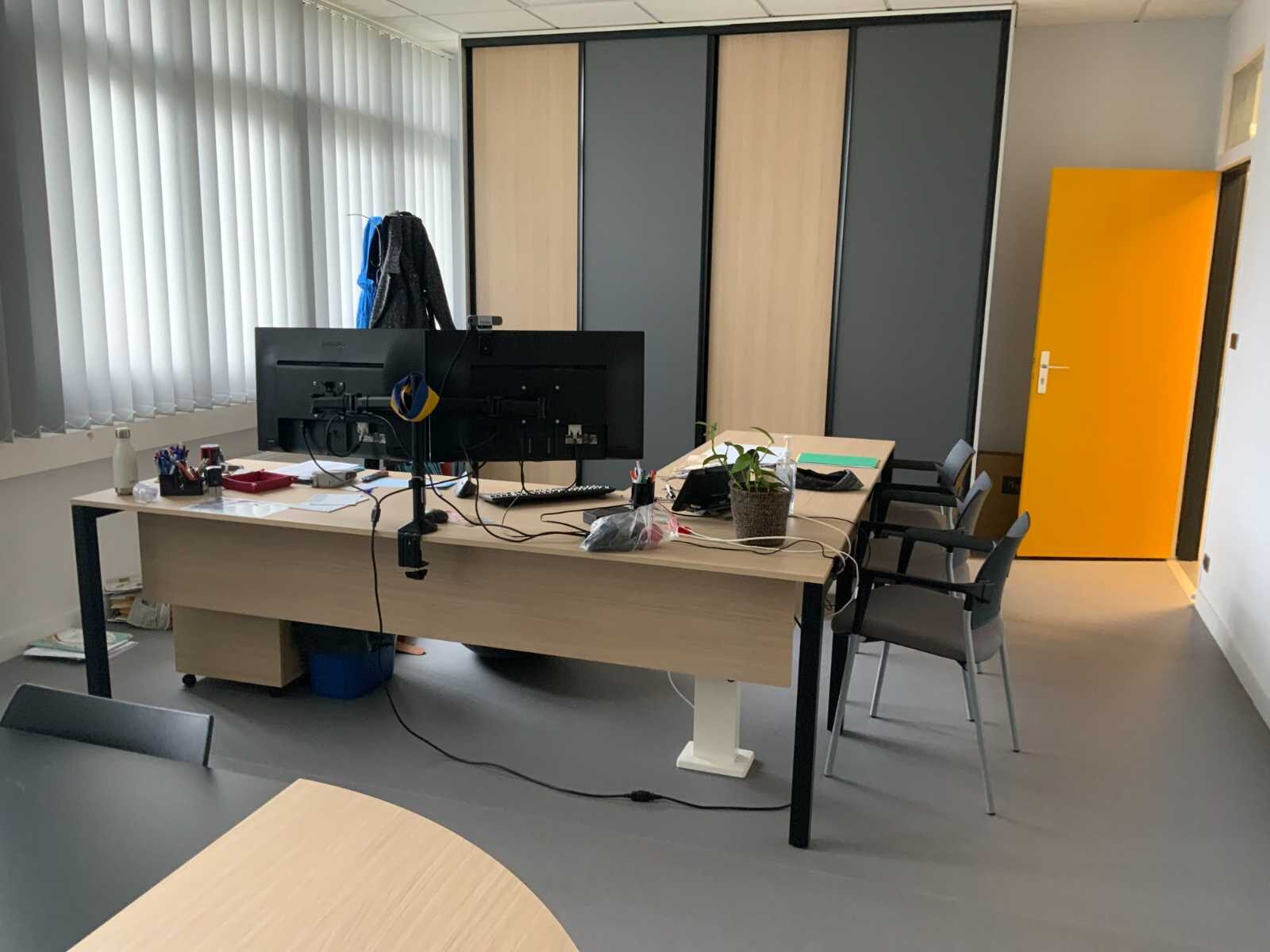 Grand plan de travail bois clair