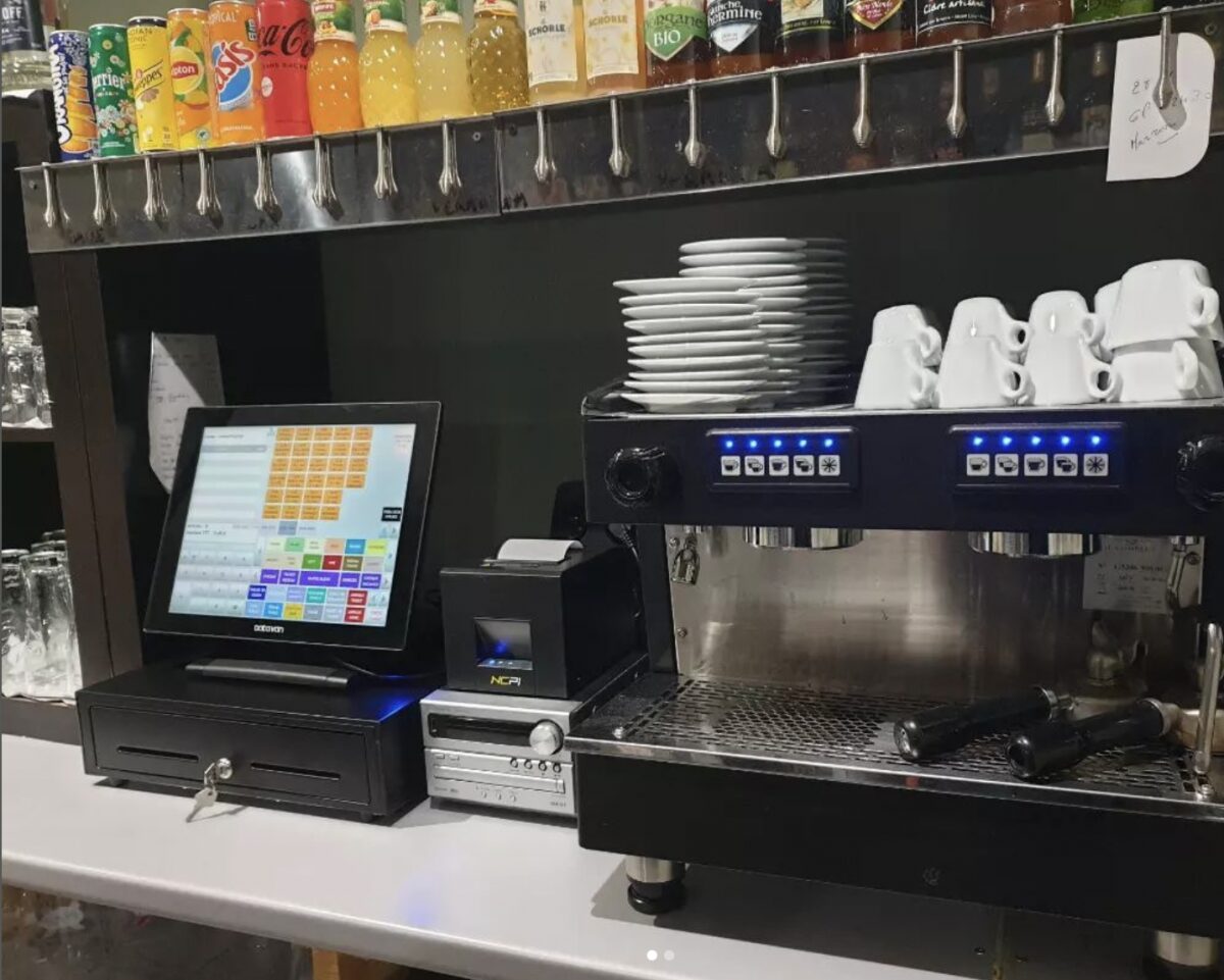 Installation d'une caisse enregistreuse — L'Oasis à Landéda