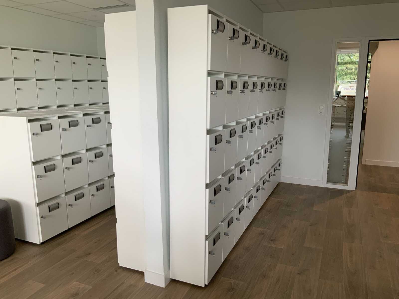 Casiers multicolores en salle commune