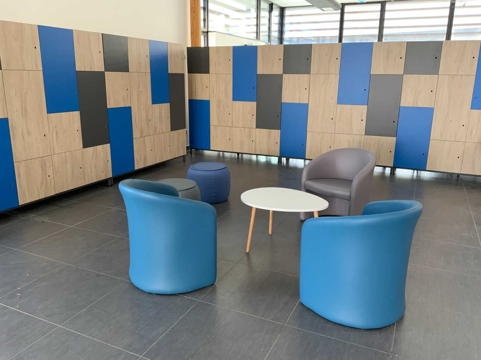 Casiers et coin détente pour un collège-lycée à Lesneven