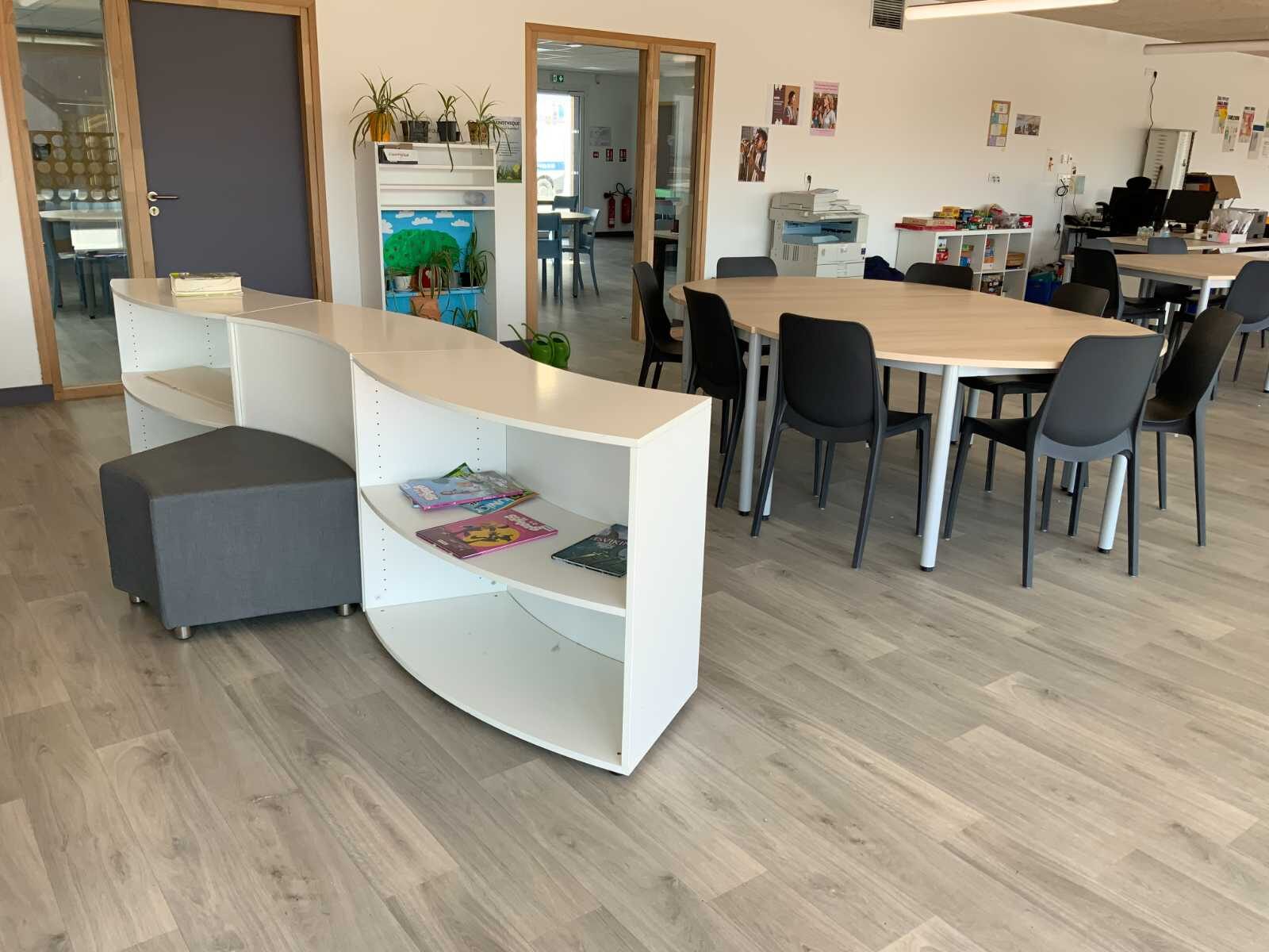 Îlot de tables rondes