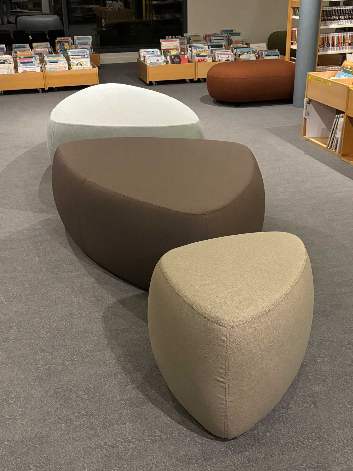 Poufs galets multicolores