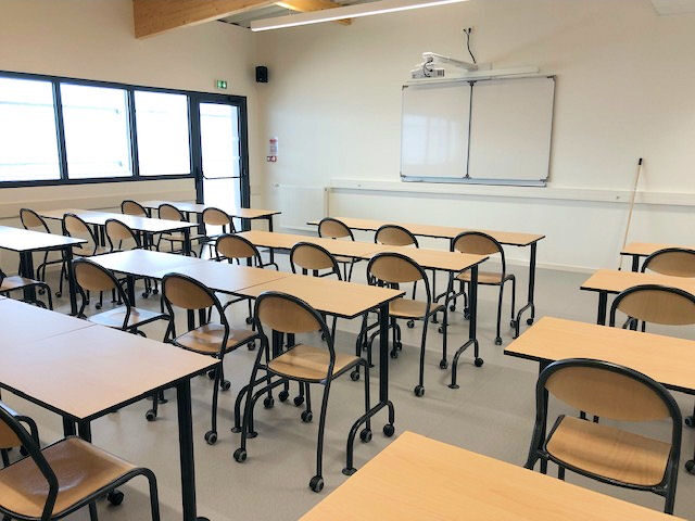 Équipement de salles de classe — Collège et Lycée Jean XXIII à Quintin