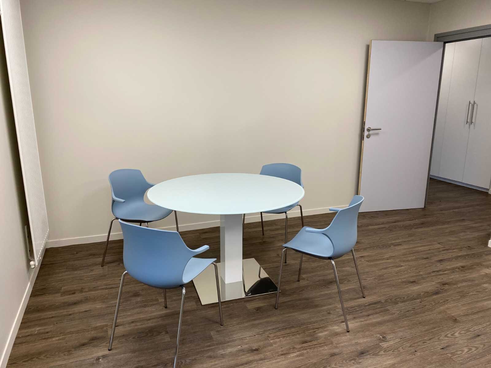 Table ronde et sièges coque
