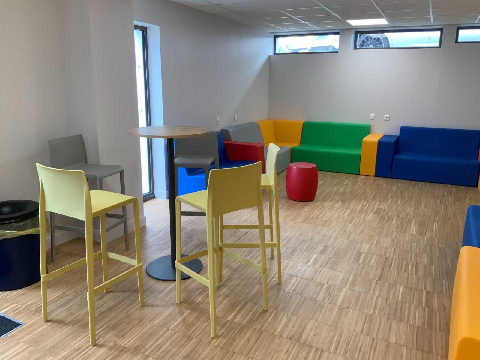 Espace billard et banquettes basses