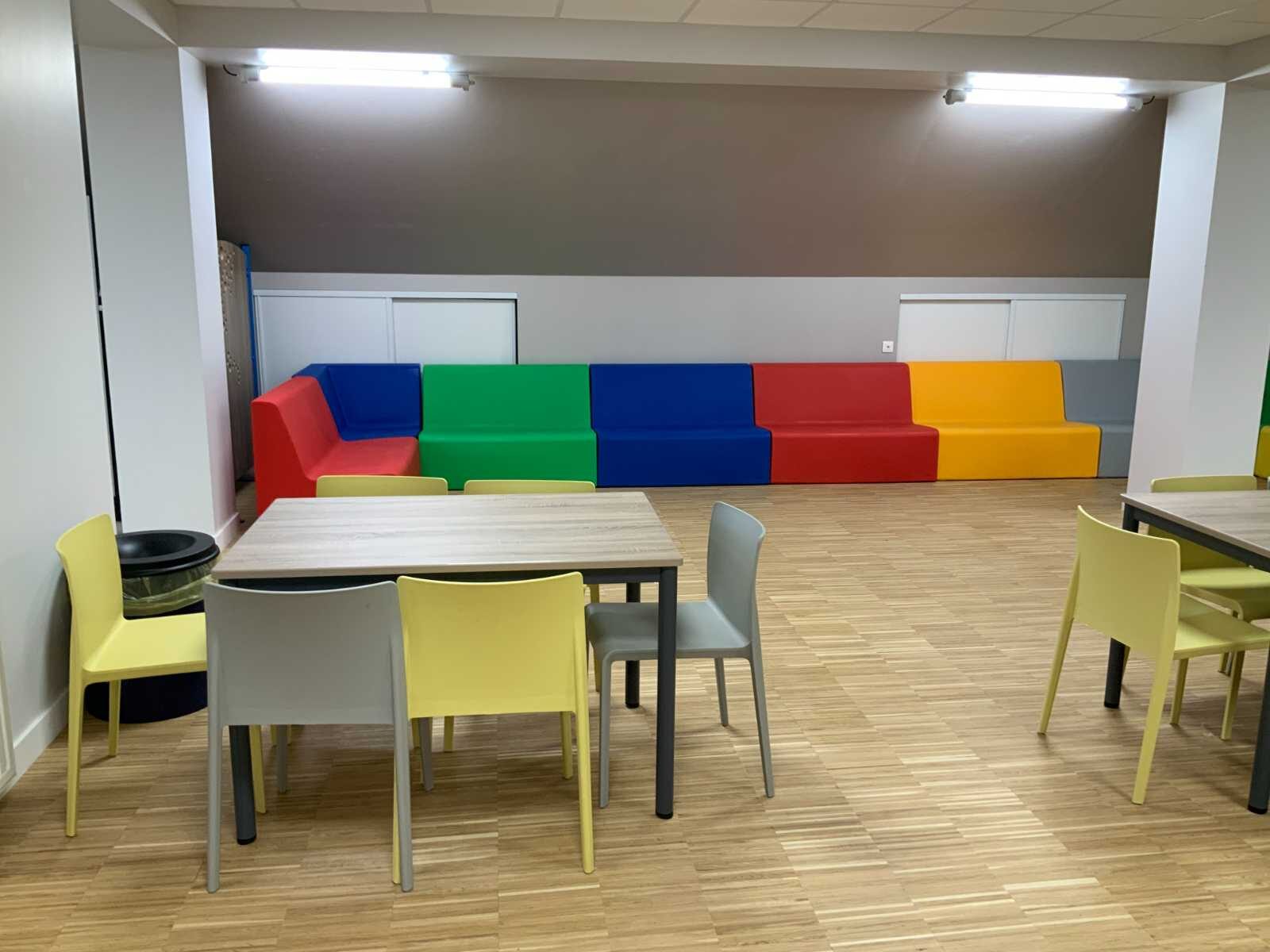 Tables repas et chaises colorées