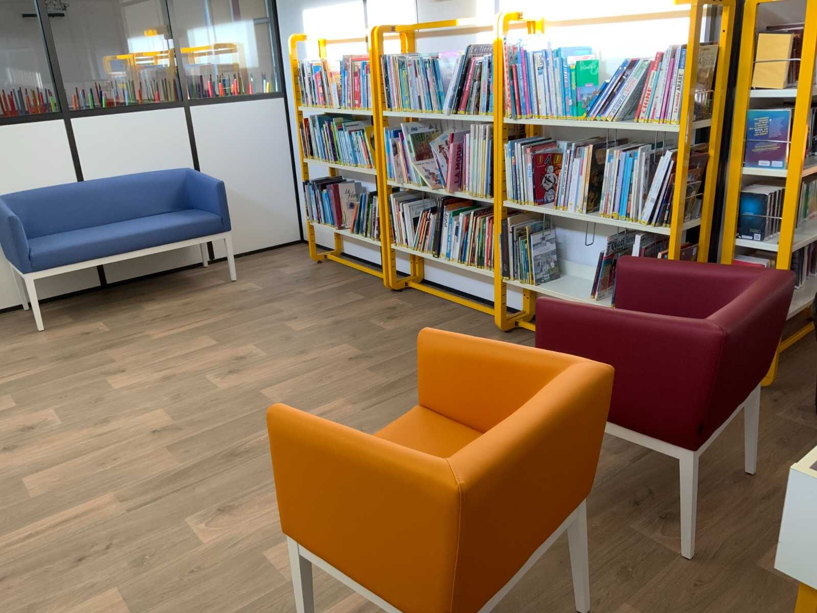 Foyer et coin lecture d'un collège à Ploudalmézeau