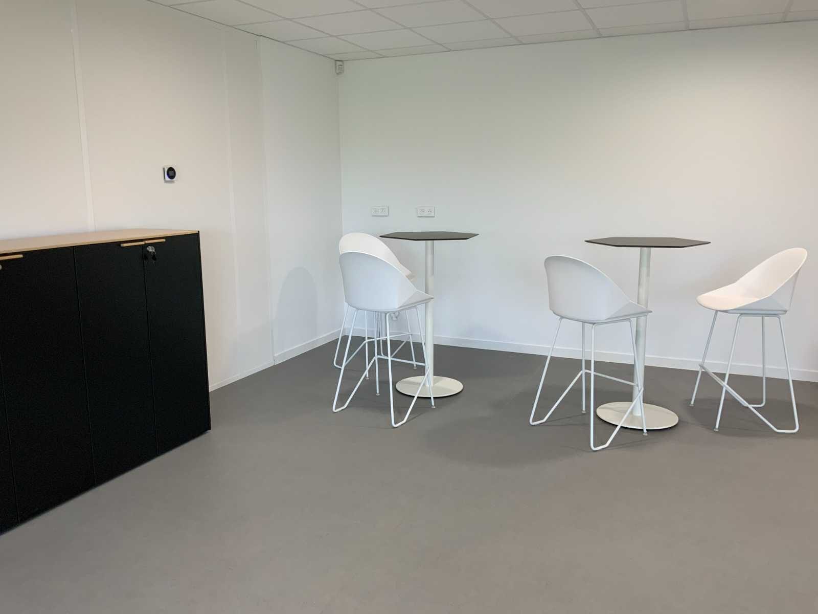 Mange-debout et tabourets blancs