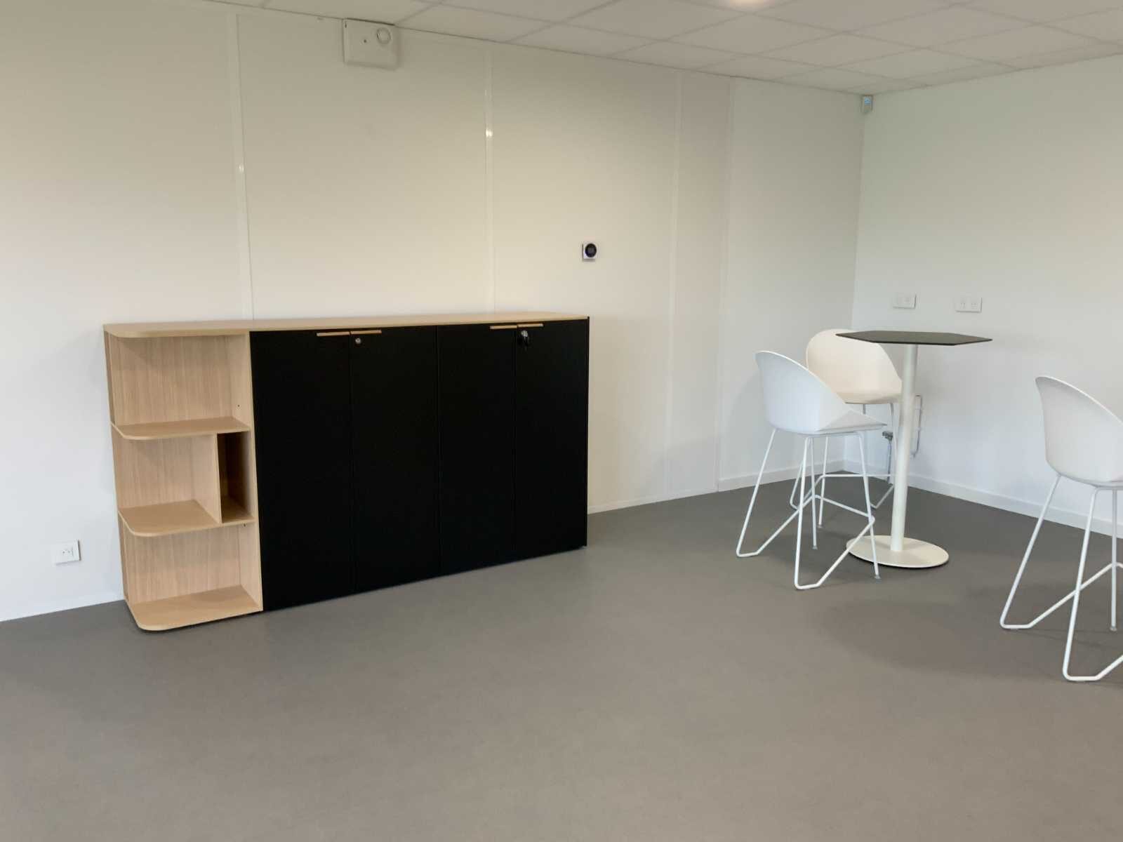 Rangements bois clair et noir