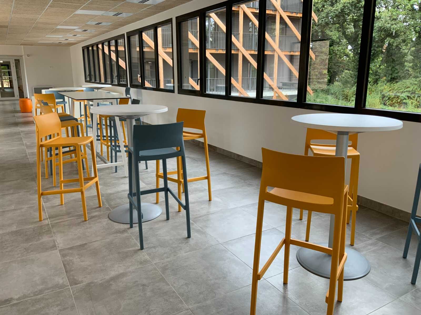 Salon bas d'angle et pouf orange