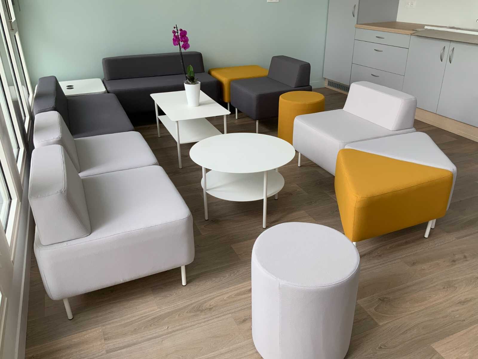 Salon modulaire et kitchenette