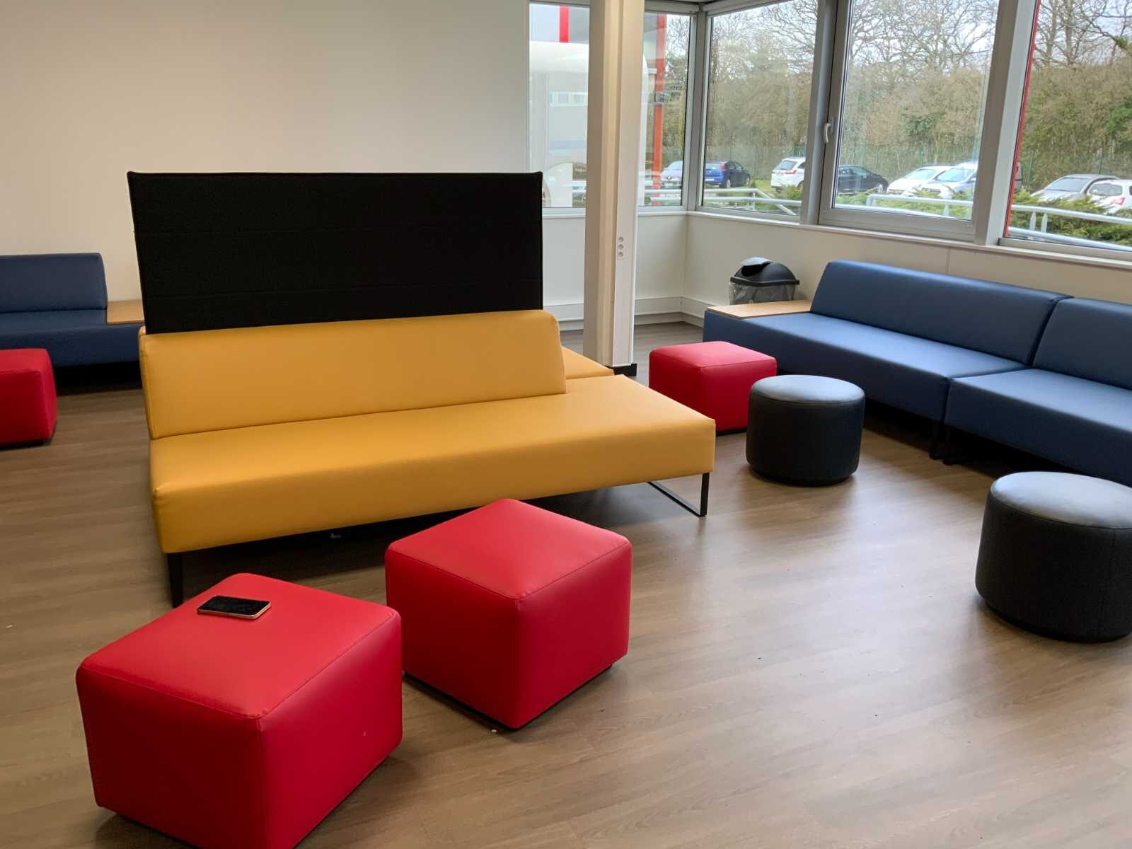 Coin détente banquette et poufs