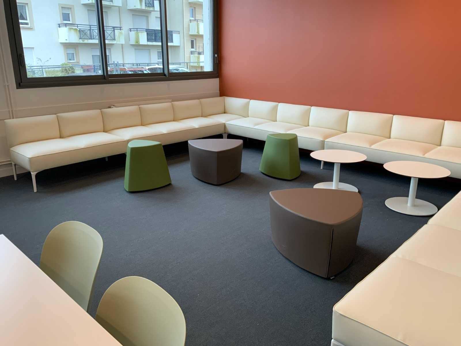 Banquettes crème sur mur bois