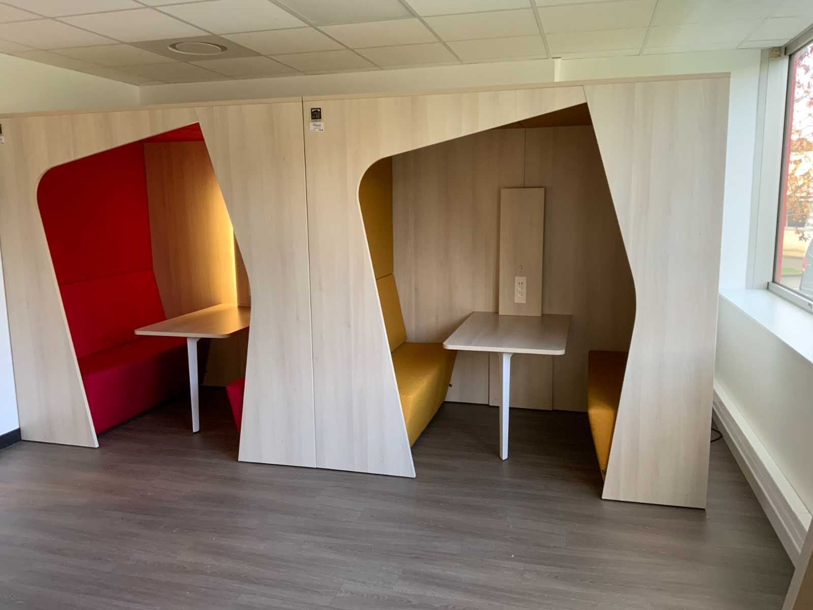 Alcôves d'étude aux niches colorées