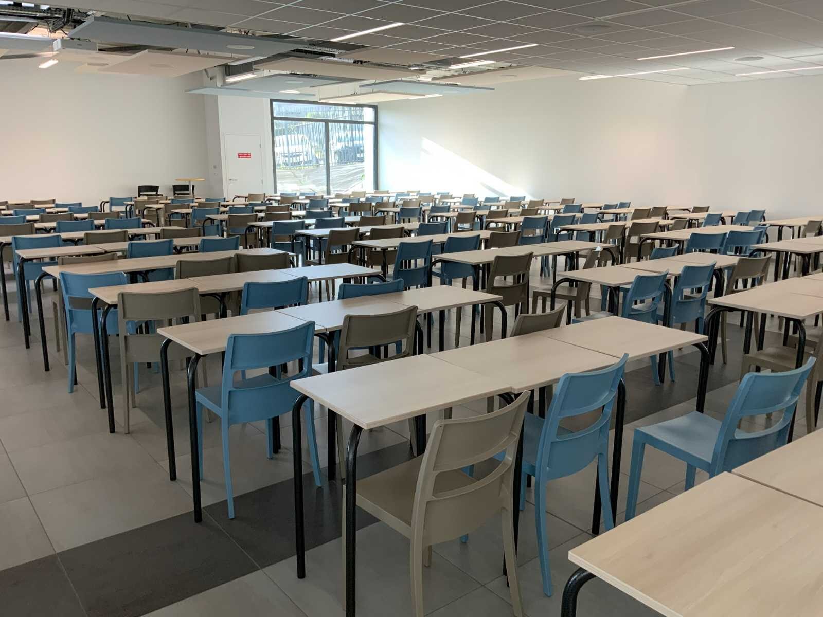Chaises empilables bleu et taupe