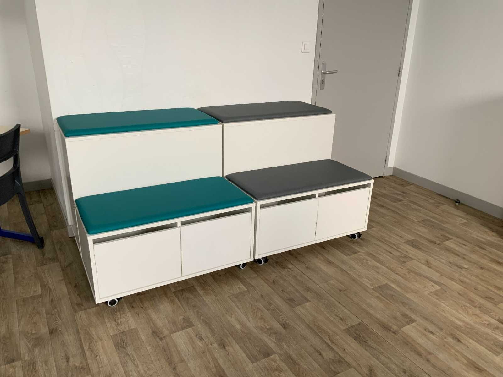 Rangements-banquettes mobiles pour un collège à Carhaix