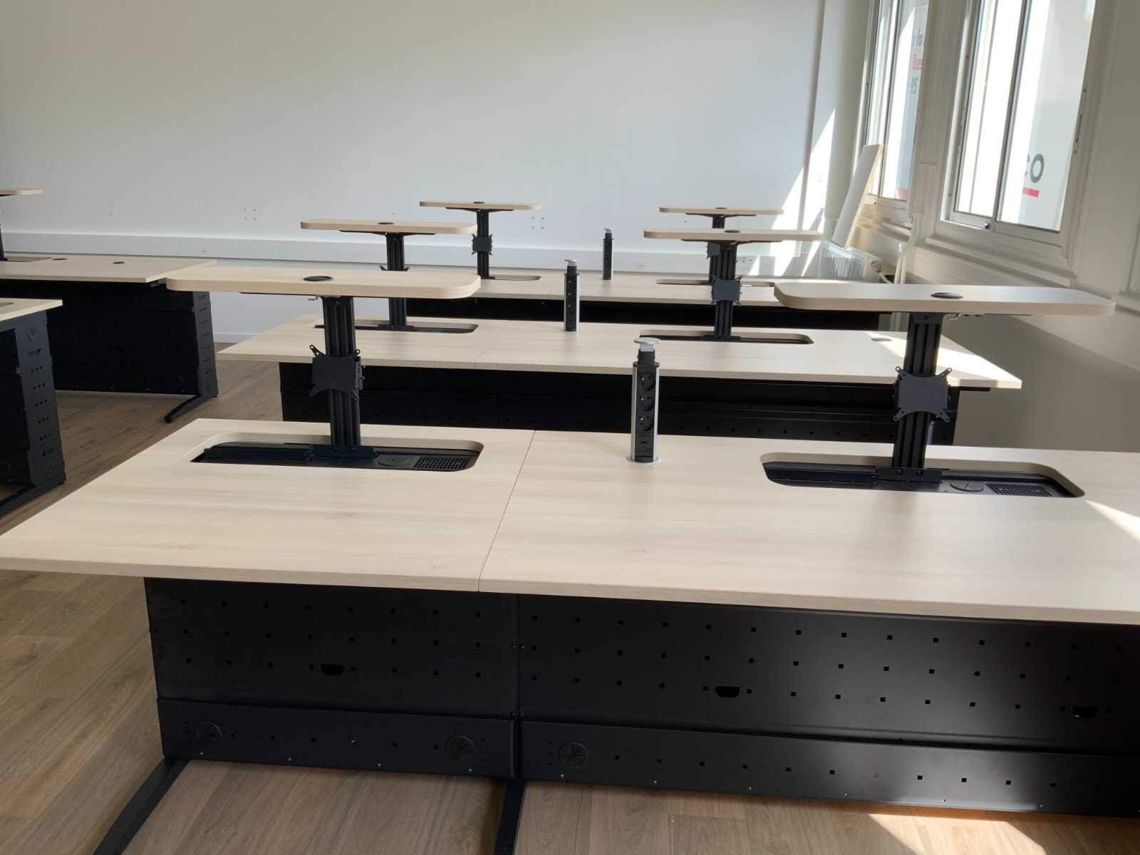 Salle informatique à écrans escamotables au lycée de Lannion