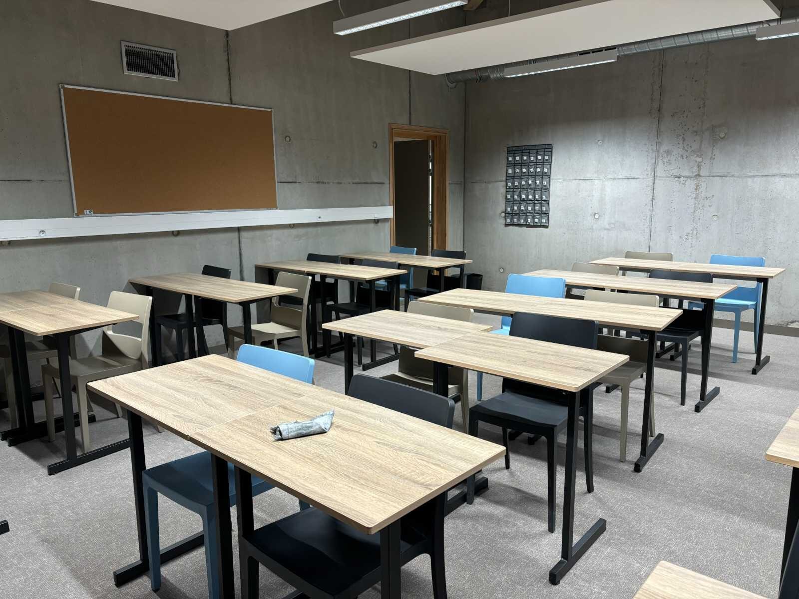 Salle informatique à écrans escamotables au lycée de Lannion — vue 4