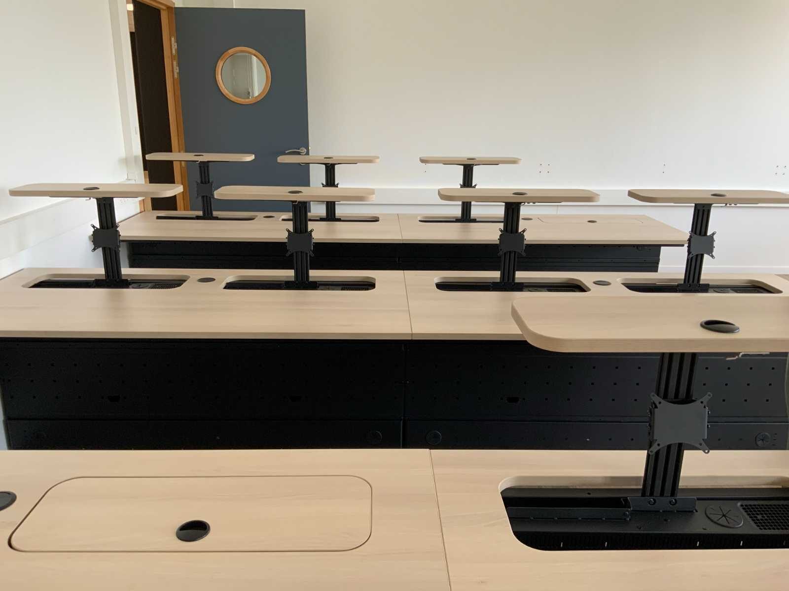 Salle informatique à écrans escamotables au lycée de Lannion — vue 6