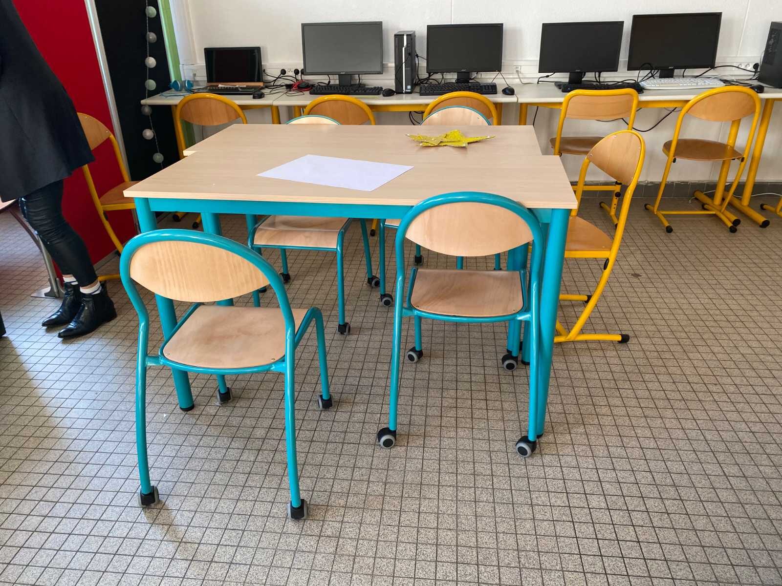 Chaises hêtre à piètement coloré