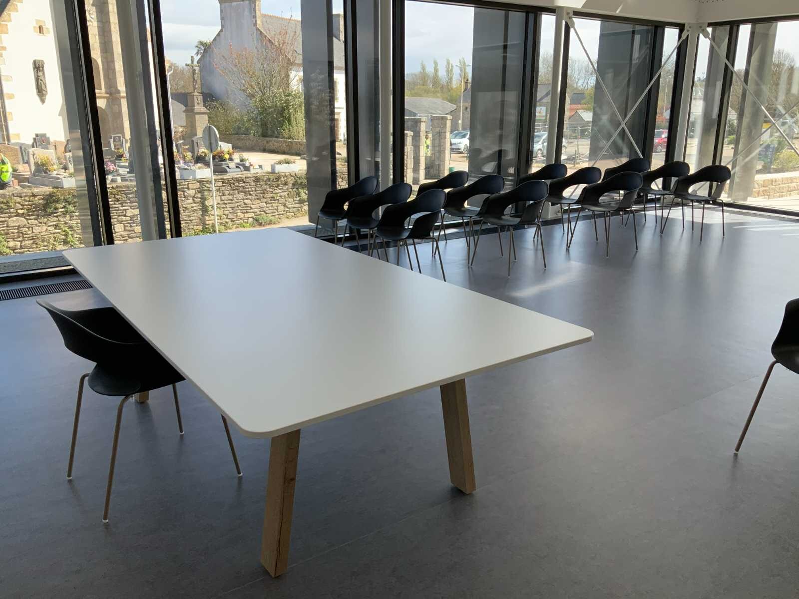 Table blanche et sièges coque