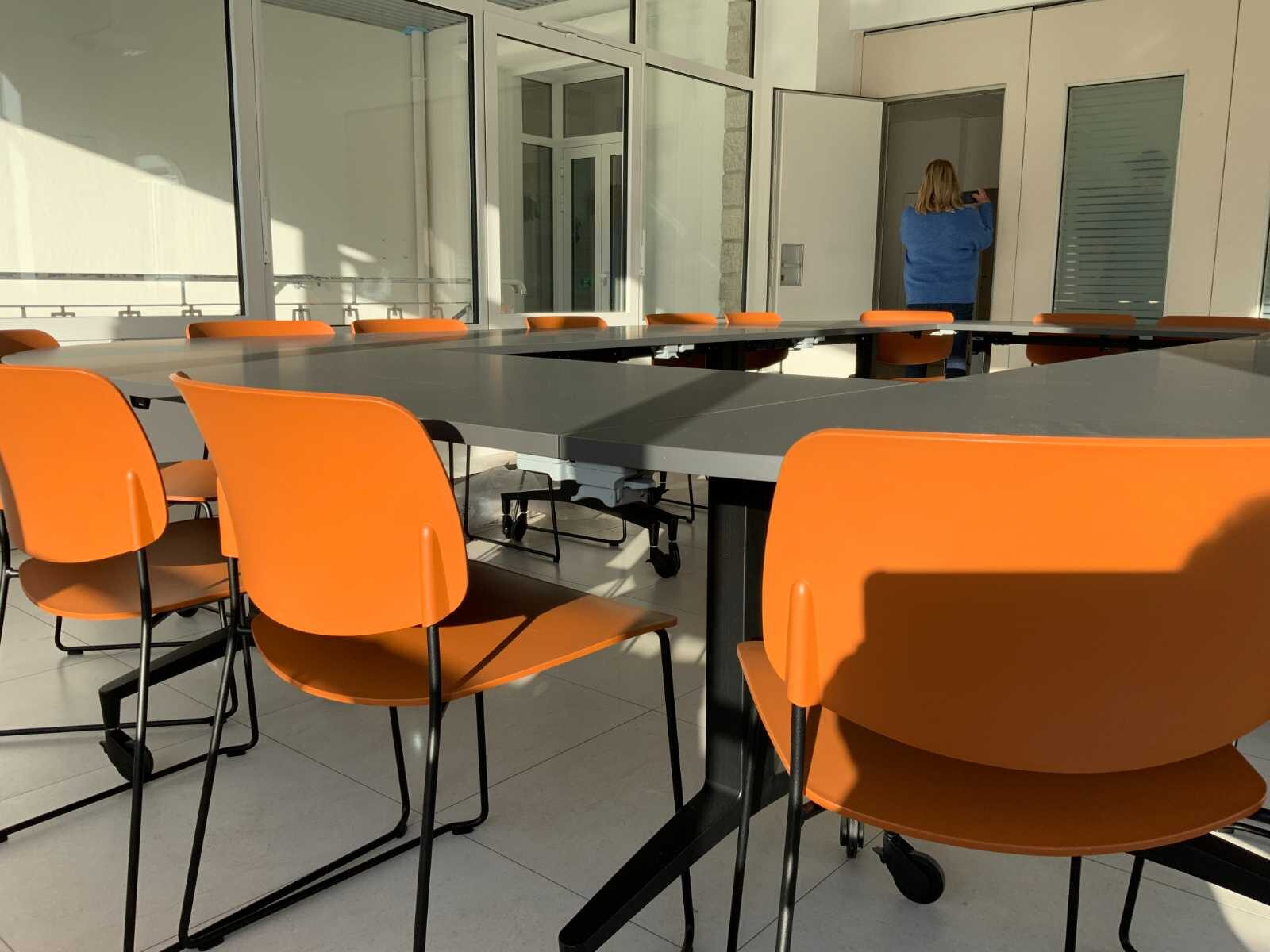 Table ronde et chaises vert sauge