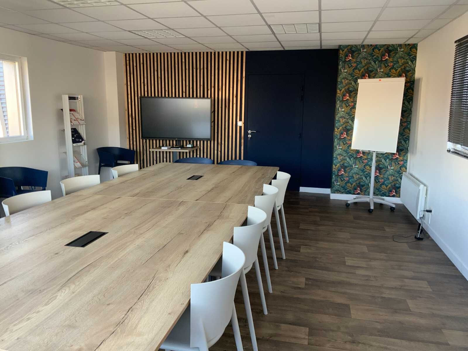 Salle de réunion équipée pour une entreprise de bureautique à Brest