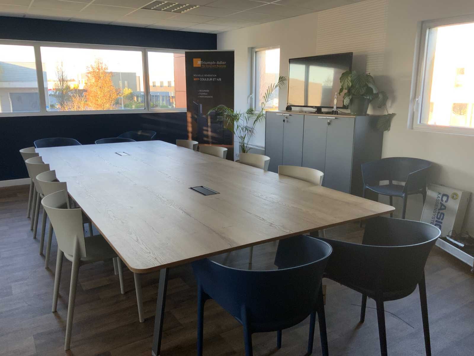 Table chêne et mur en tasseaux