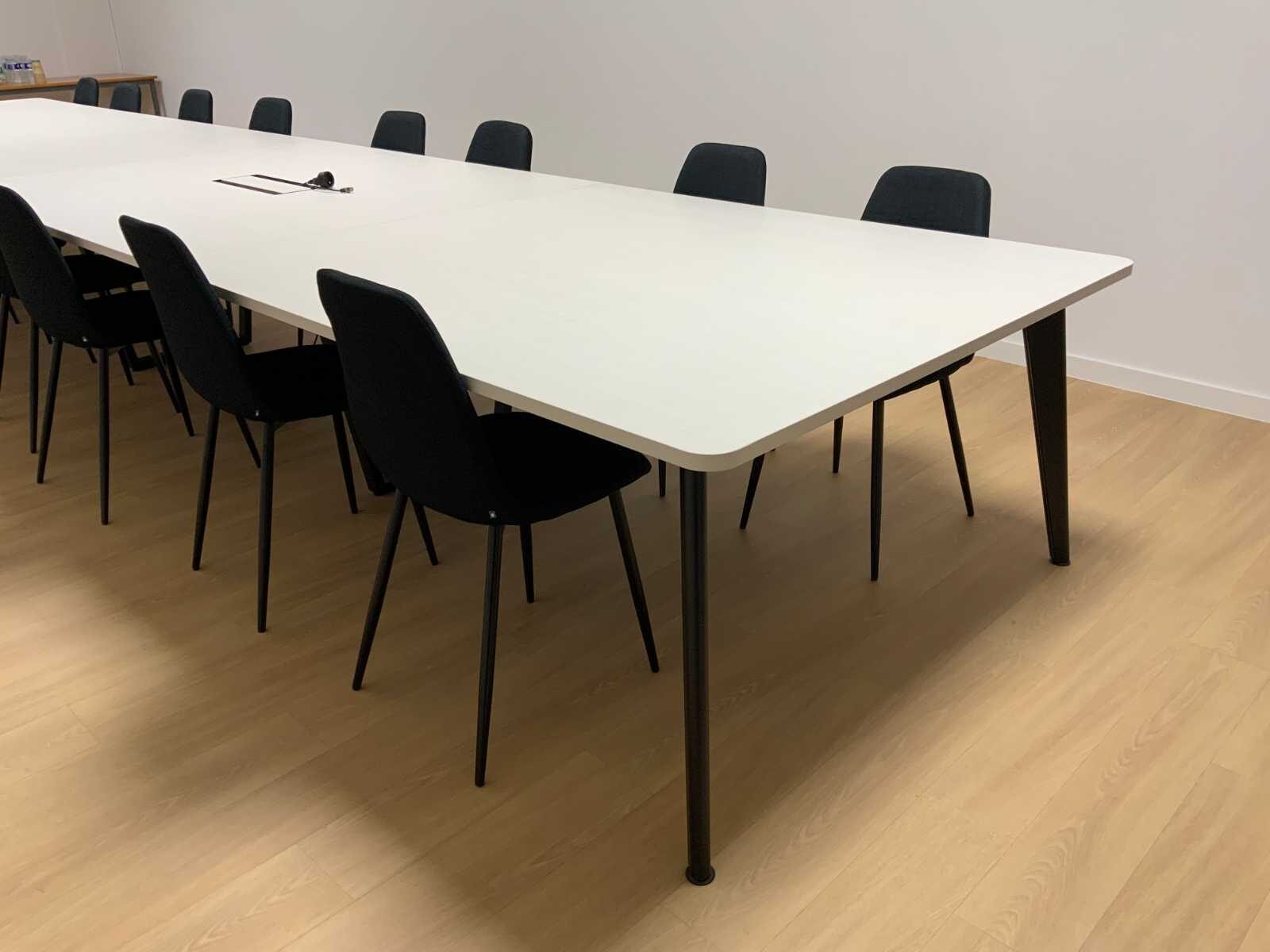 Table de réunion et écran mural