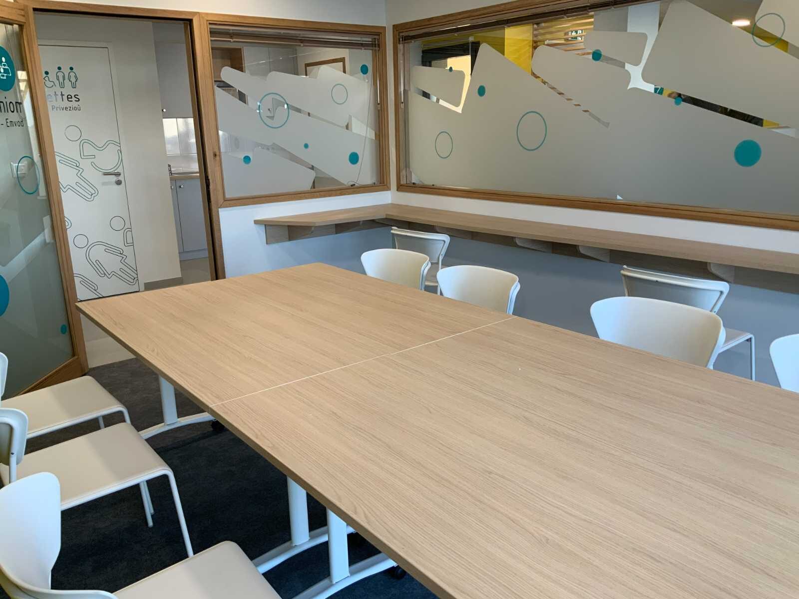 Tables bois clair sur roulettes