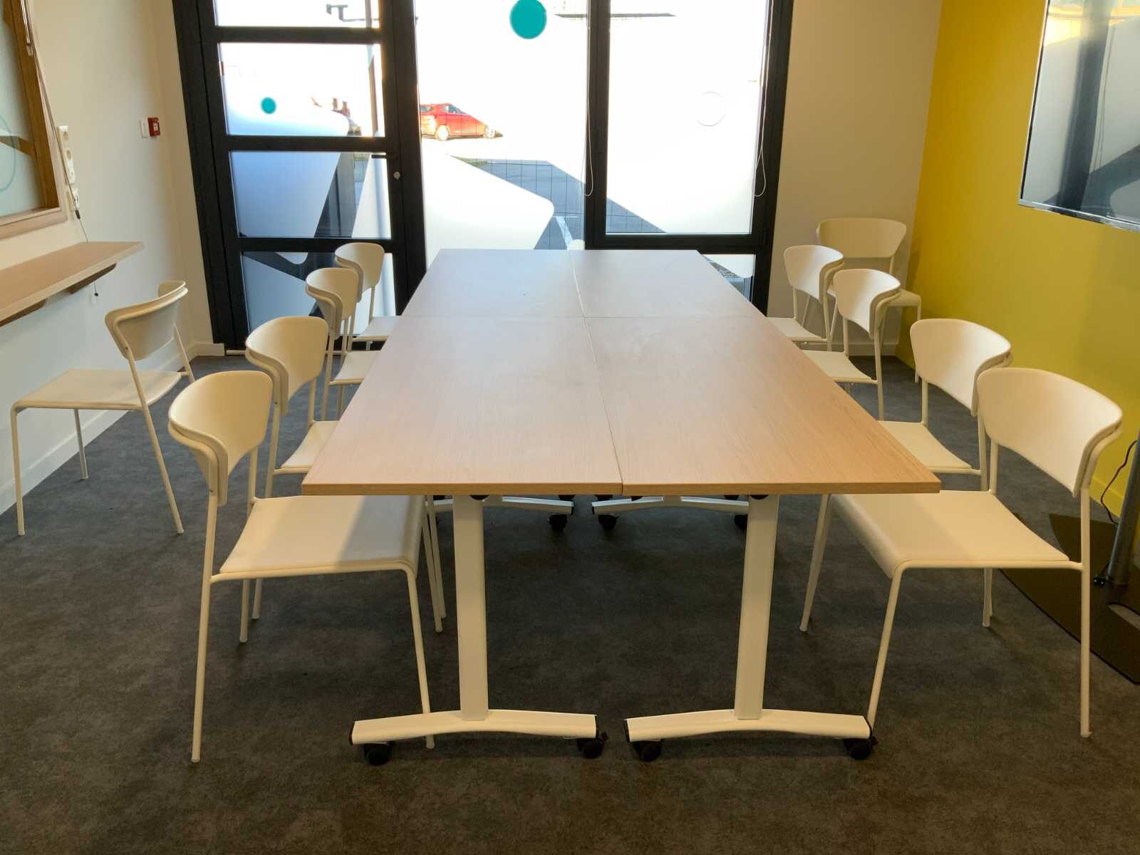Fauteuils blancs empilables