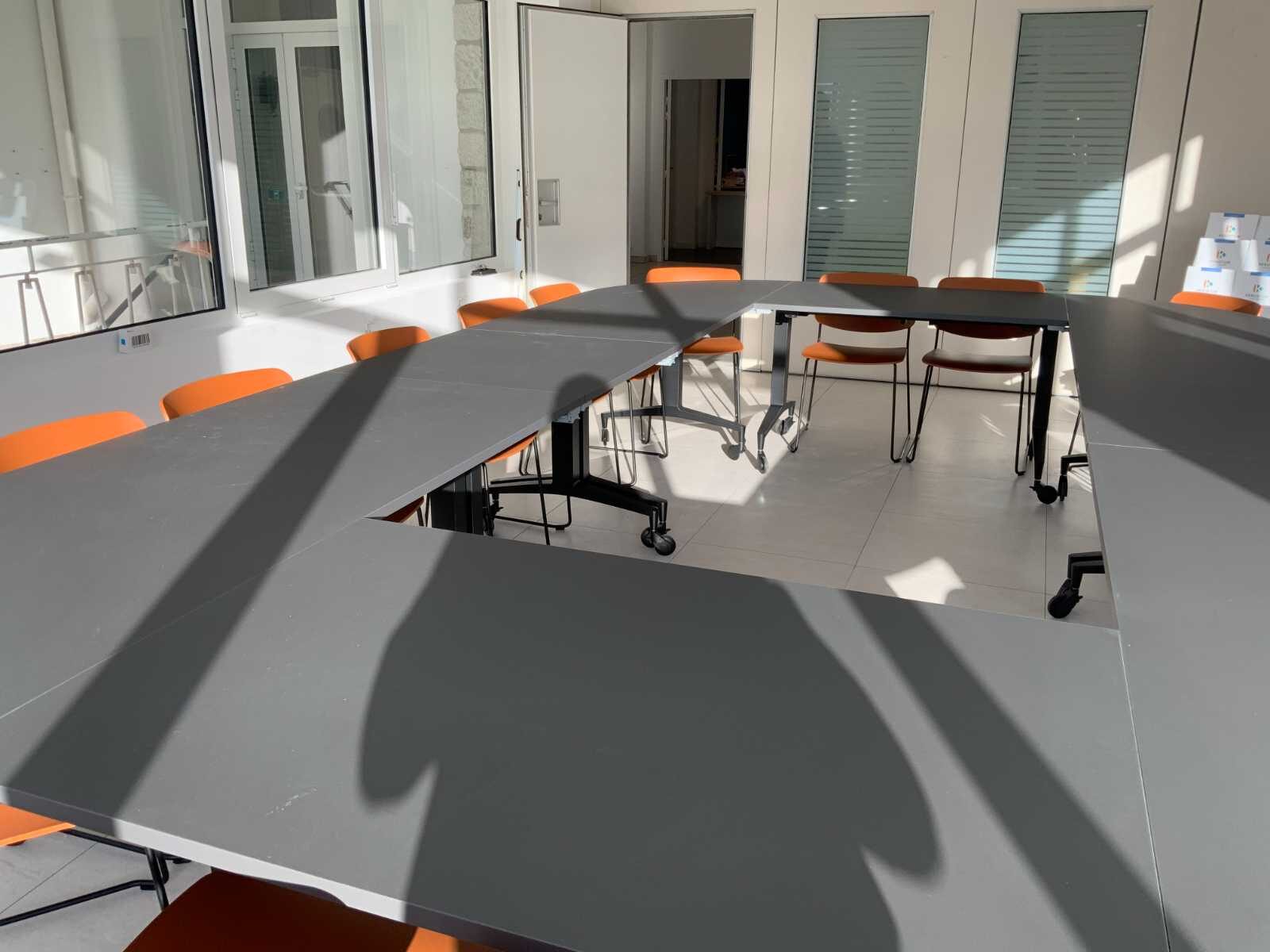Tables grises et coques orange