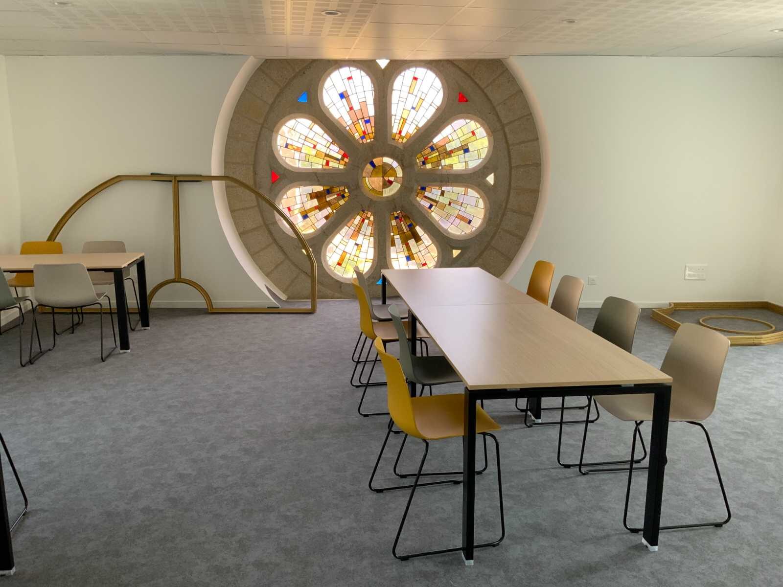 Tables bois clair devant la rosace