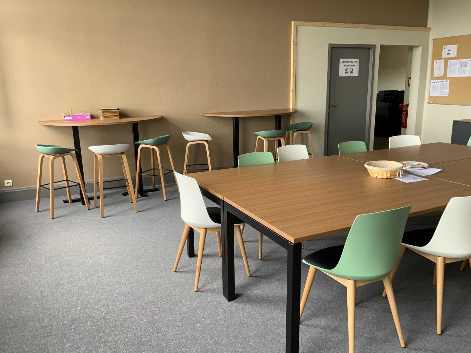 Salle des professeurs d'un collège à Quintin