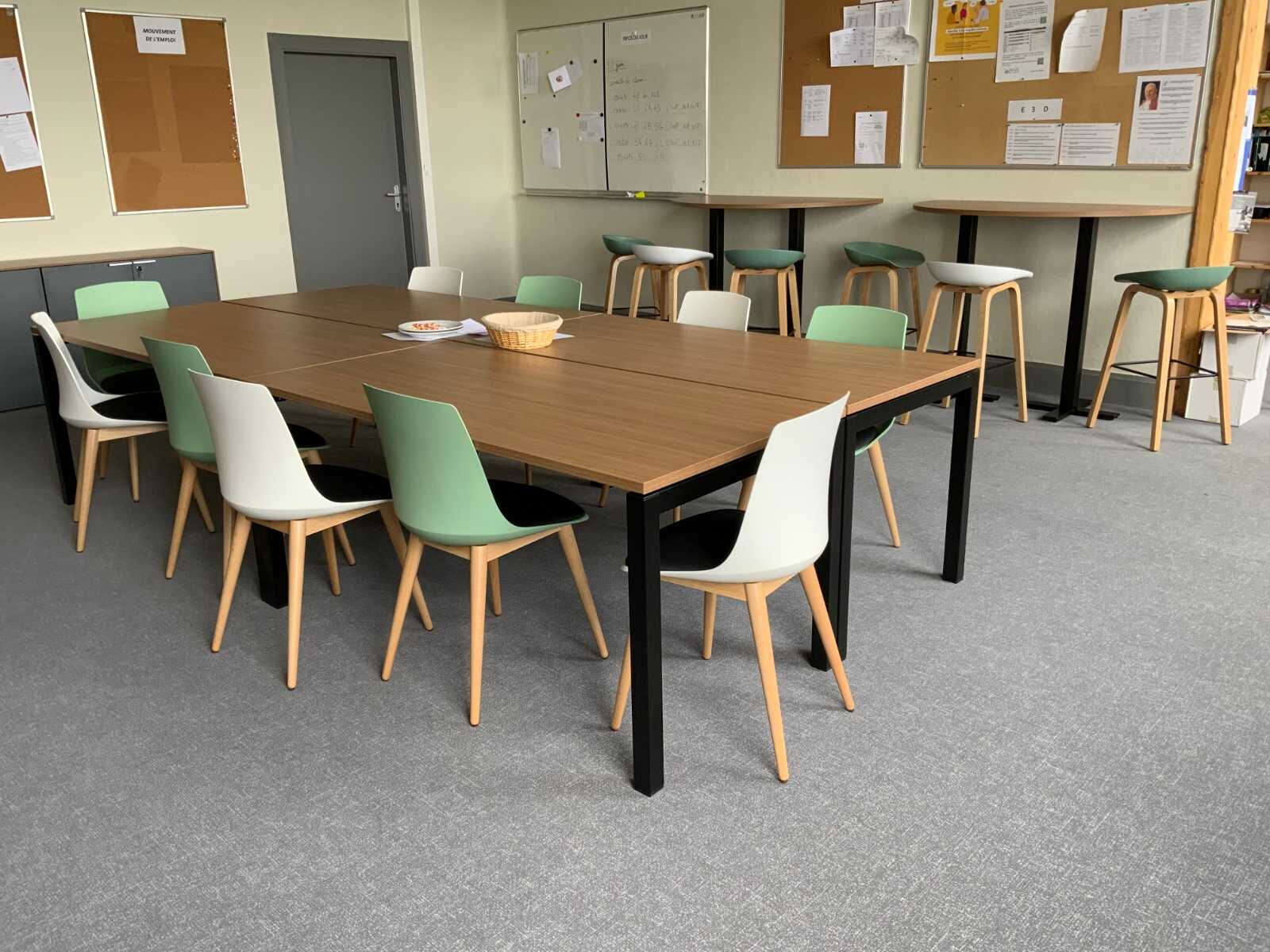 Tables bois clair et chaises coques