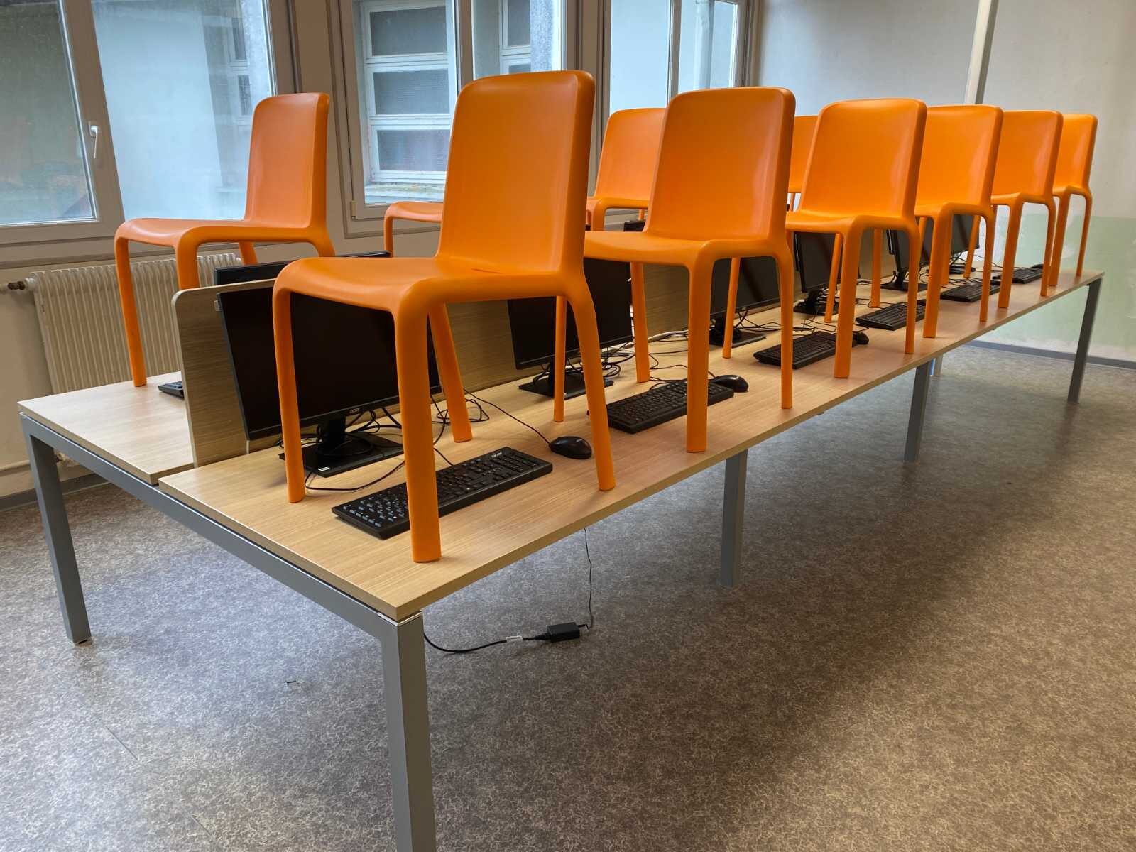 Salle informatique d'un collège à Lopérec