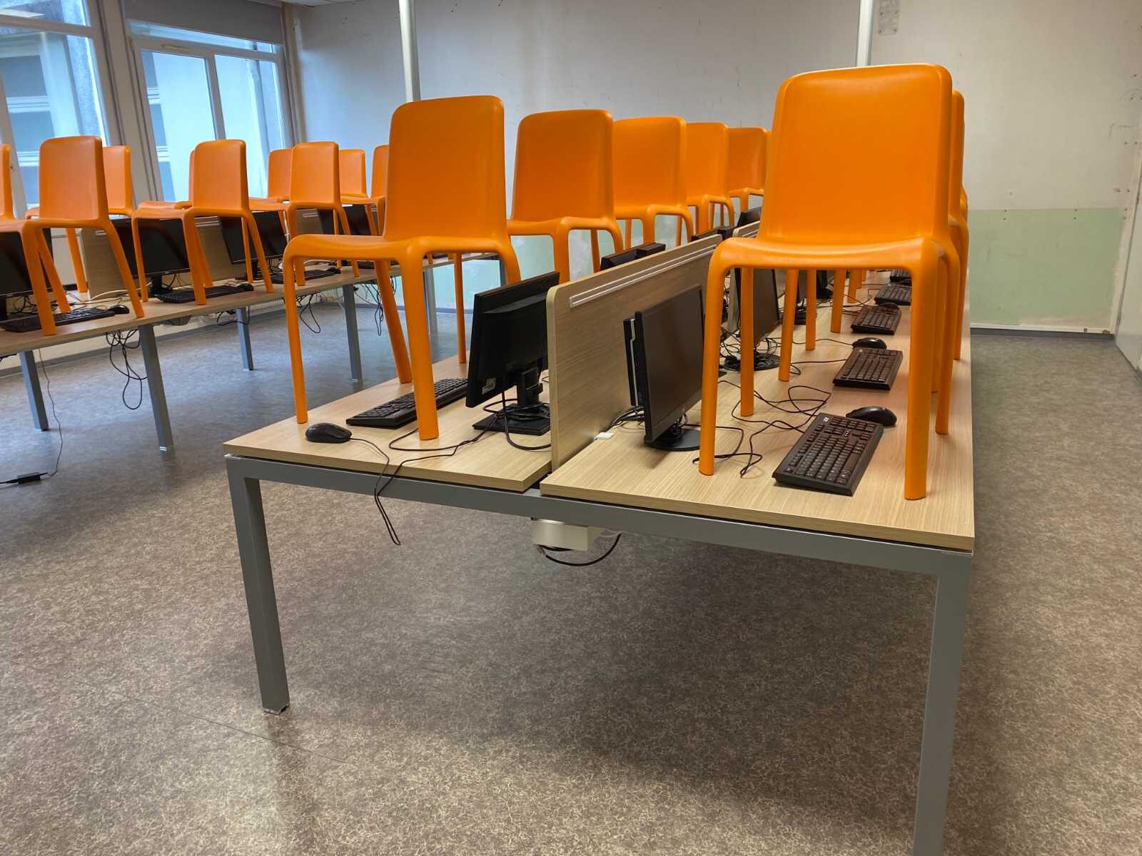 Postes informatiques alignés
