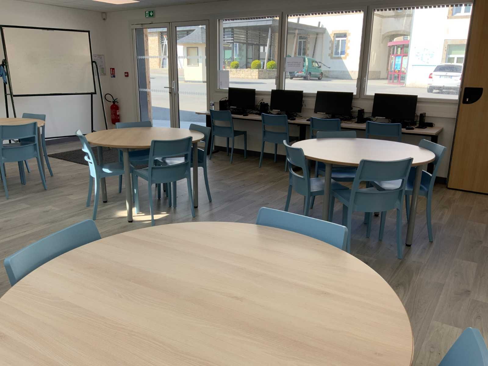 Salle informatique et espace de travail au collège-lycée de Lesneven