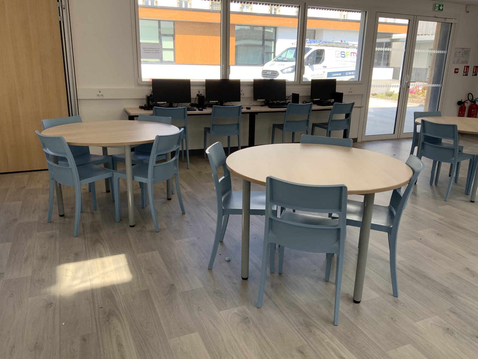 Tables rondes et postes informatiques