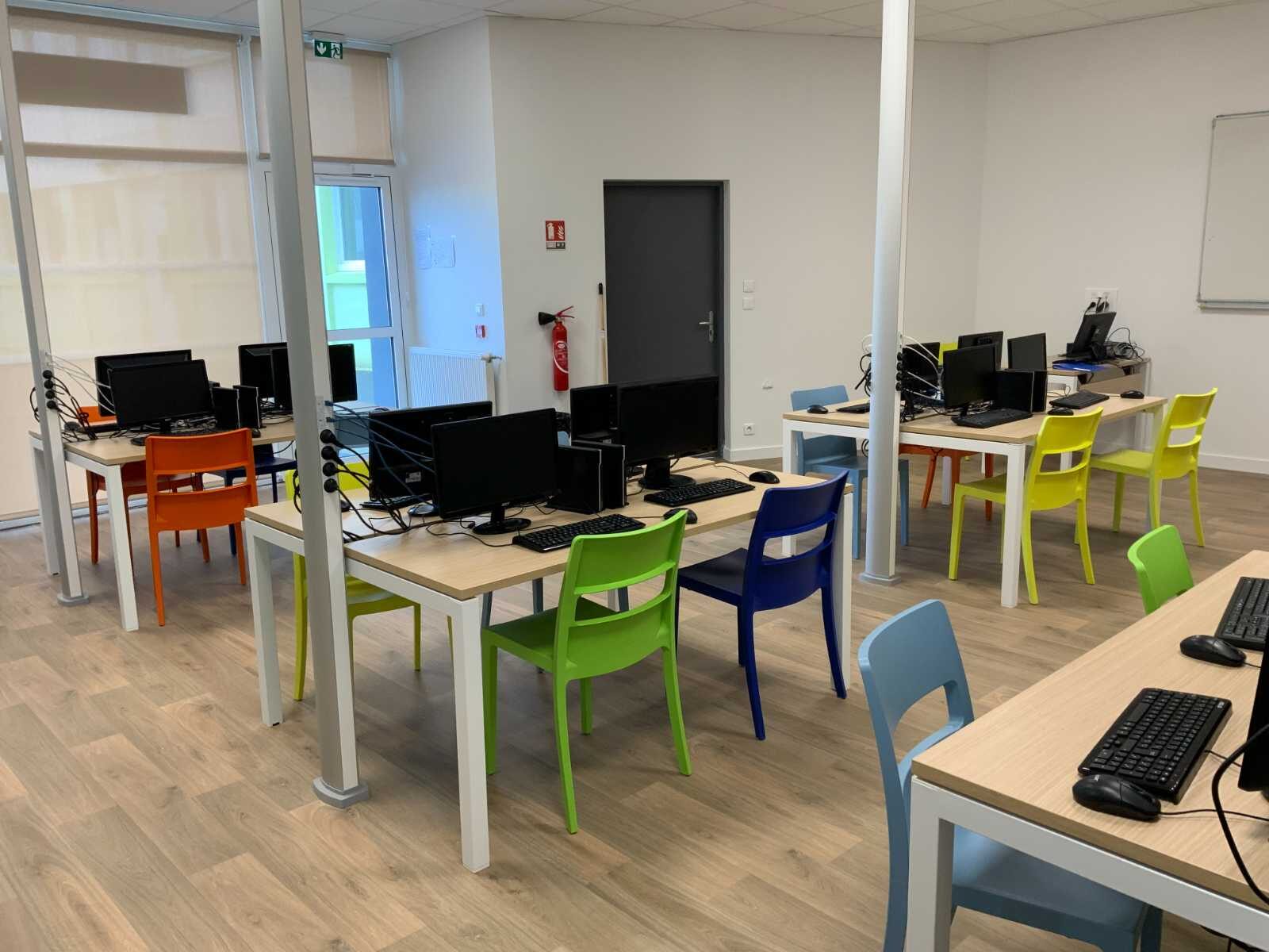 Salle informatique d'un collège à Ploudalmézeau