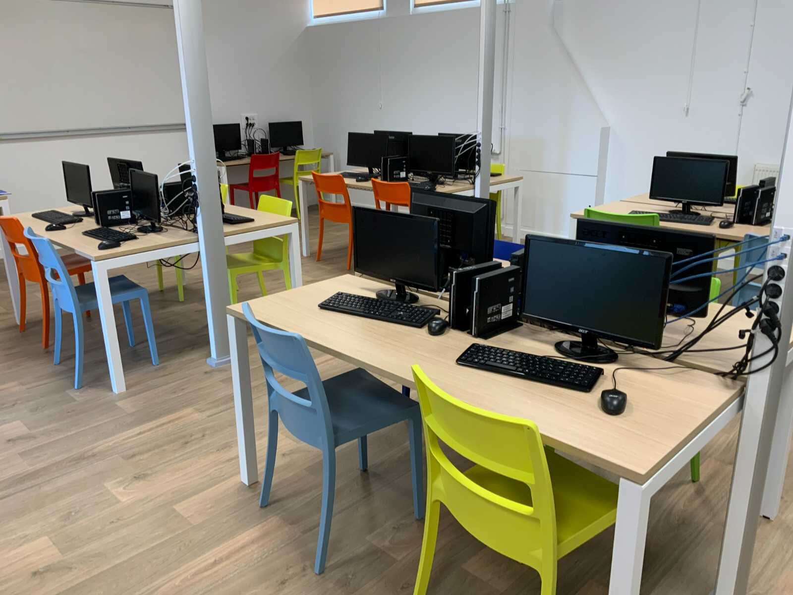 Postes sur tables bois clair