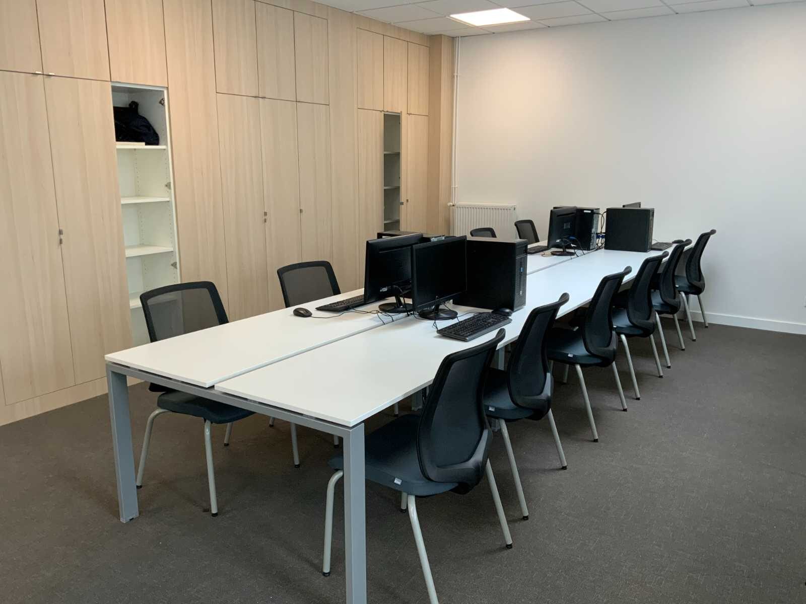 Îlots de tables et postes fixes