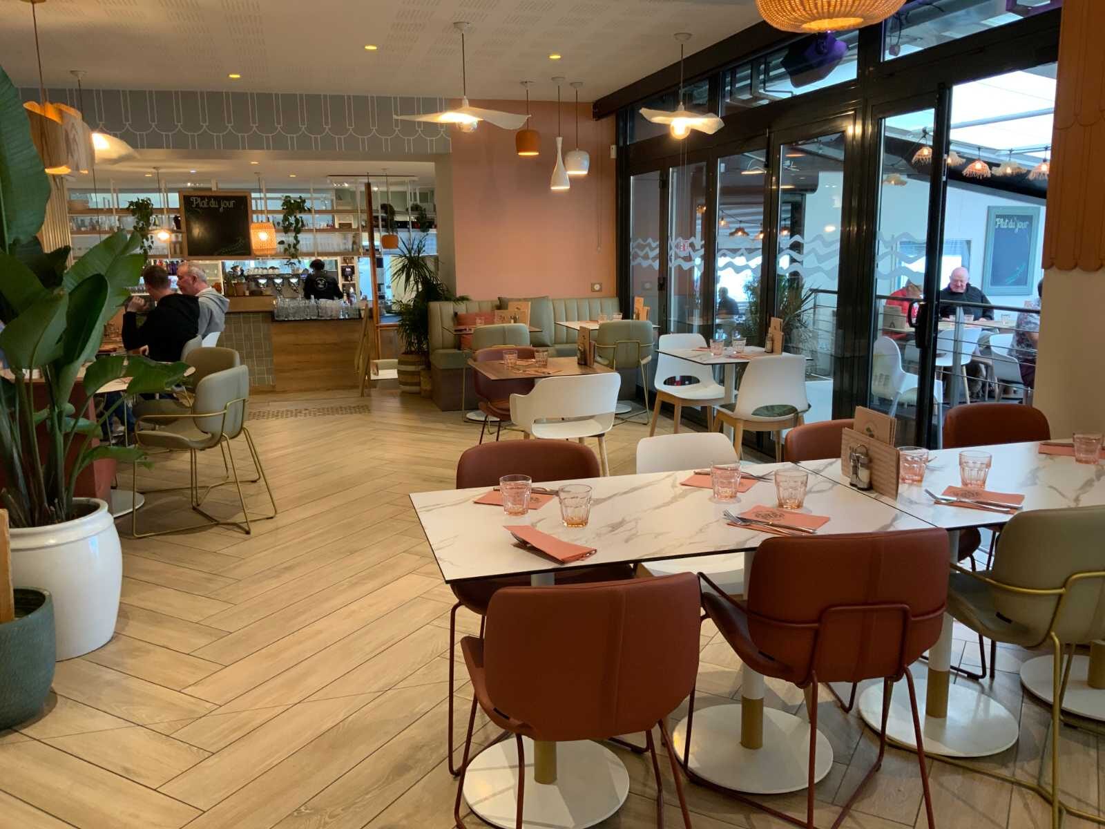 Aménagement de la salle du restaurant à Bénodet