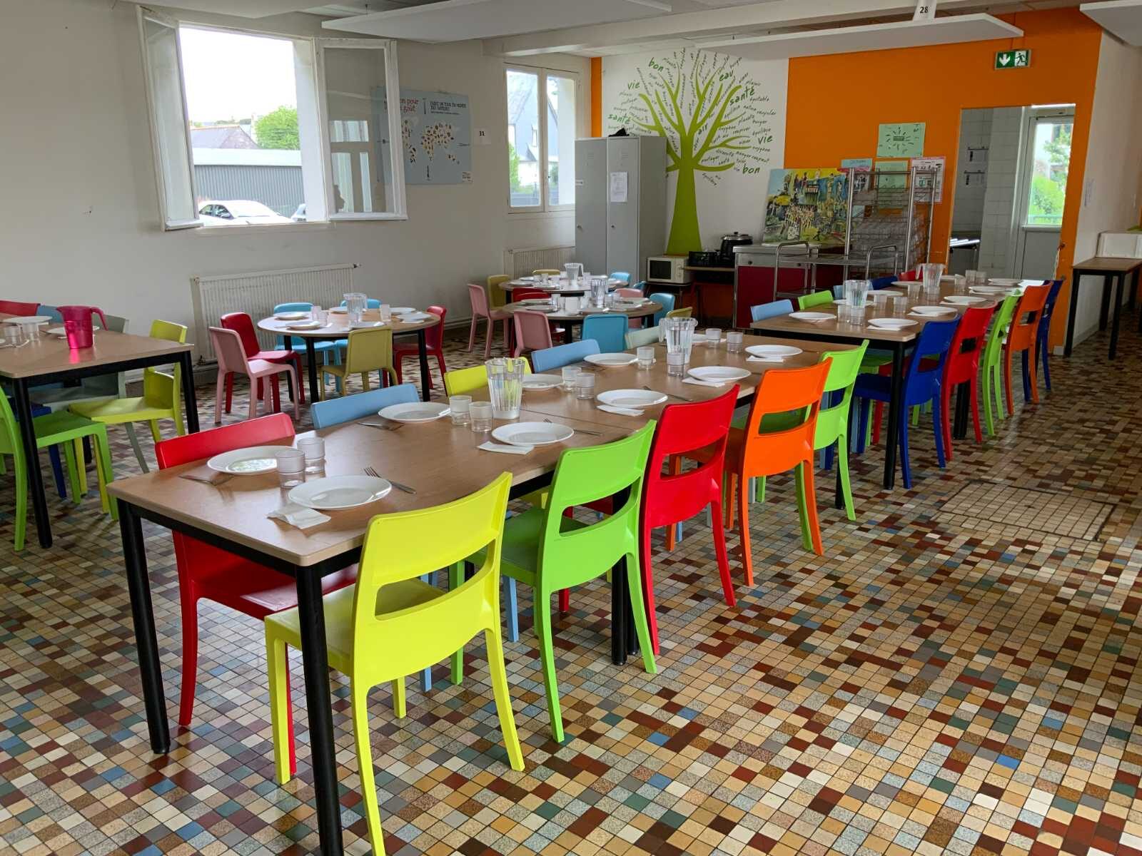 Self haut en couleur de l'école primaire de Saint-Brieuc