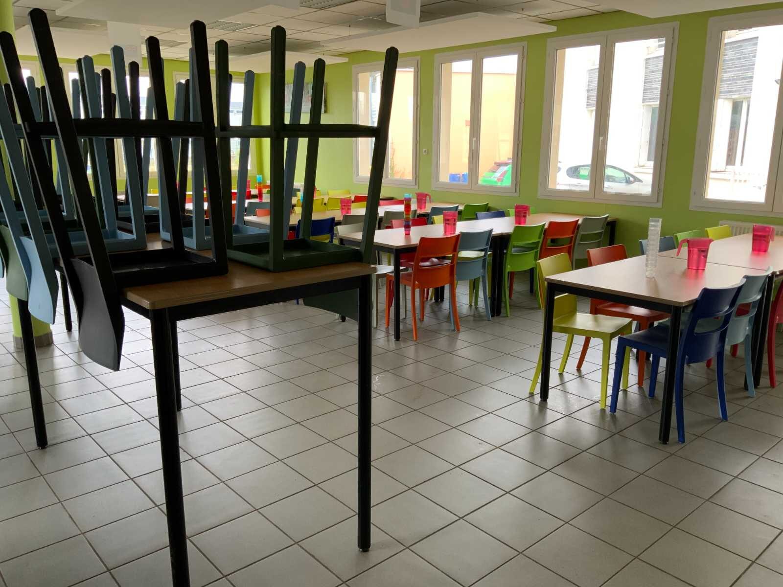 Mange-debout et tabourets