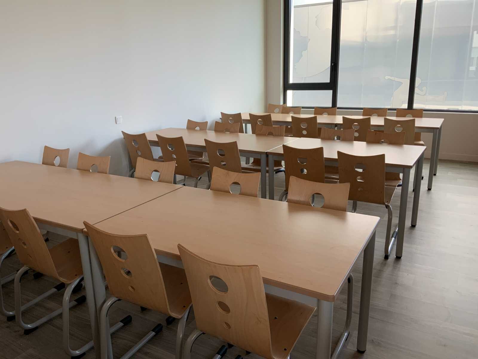 Rangées de tables en hêtre
